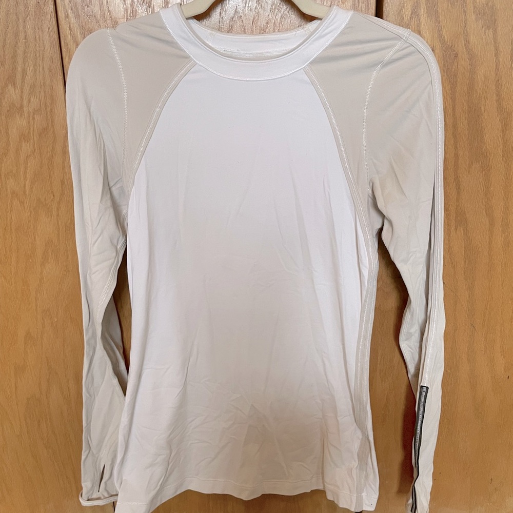 Lululemon long sleeve shirt. Excellent condition, barely worn as pictured. Size6